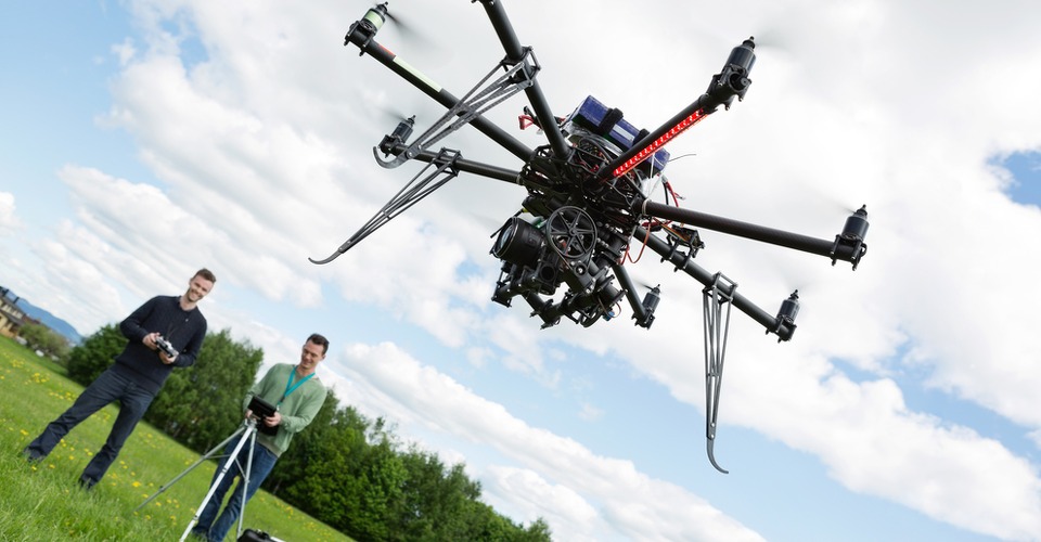 drones vliegen grasveld