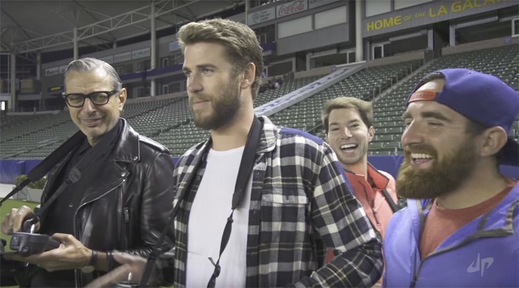 Drone race tussen acteurs Liam Hemsworth en Jeff Goldblum